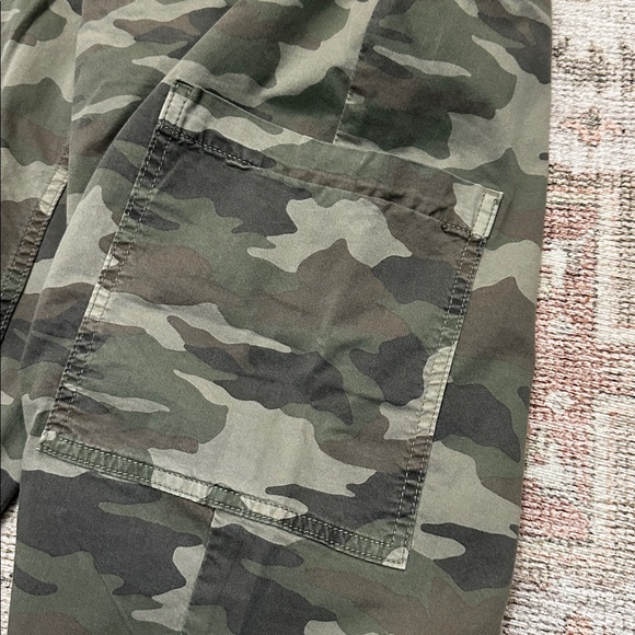 Woman’s AEO Army Camo Barrel Leg Cargo Pants - Picture 5 of 9
